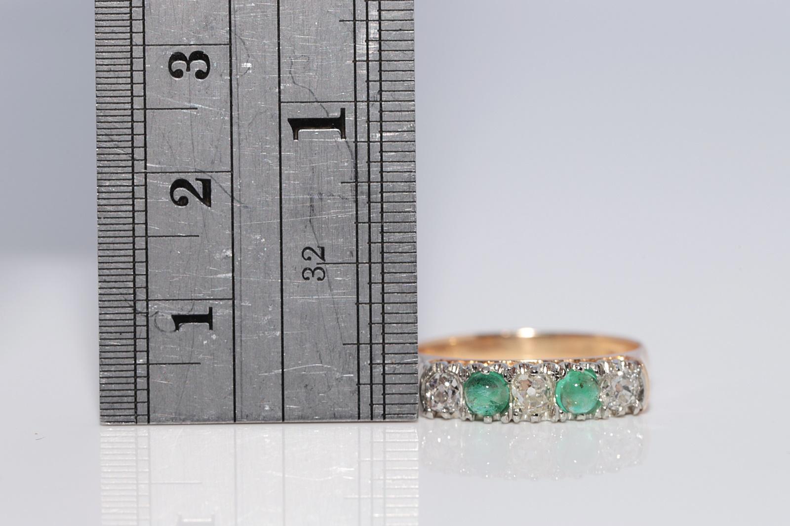 Bague ancienne en or 18k Circa 1900, diamant naturel taille ancienne et émeraude en vente 3