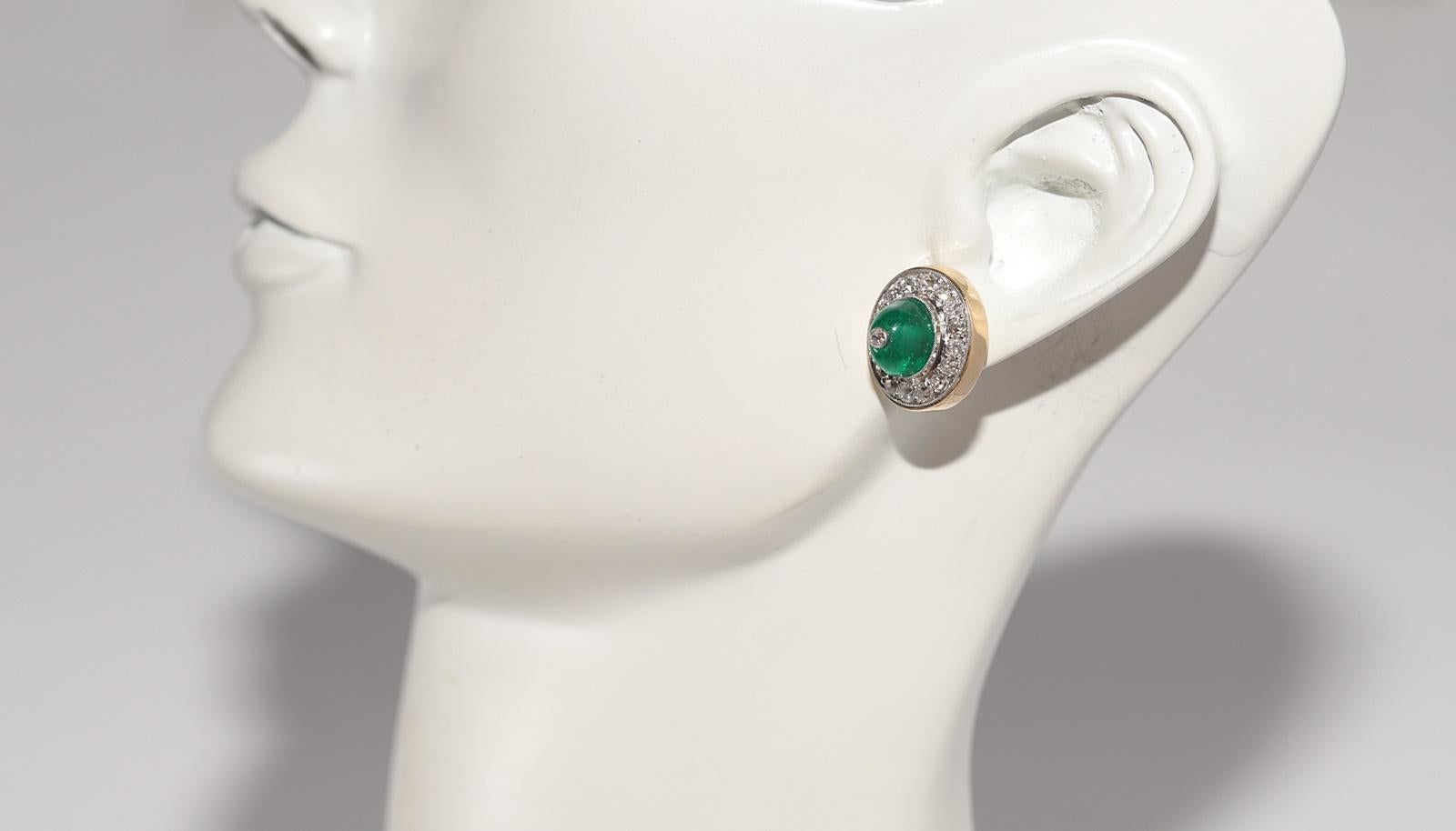 Antike CIRCA 1900s 18k Gold Natürlicher Altschliff Diamant und  Smaragd-Ohrstecker im Angebot 11