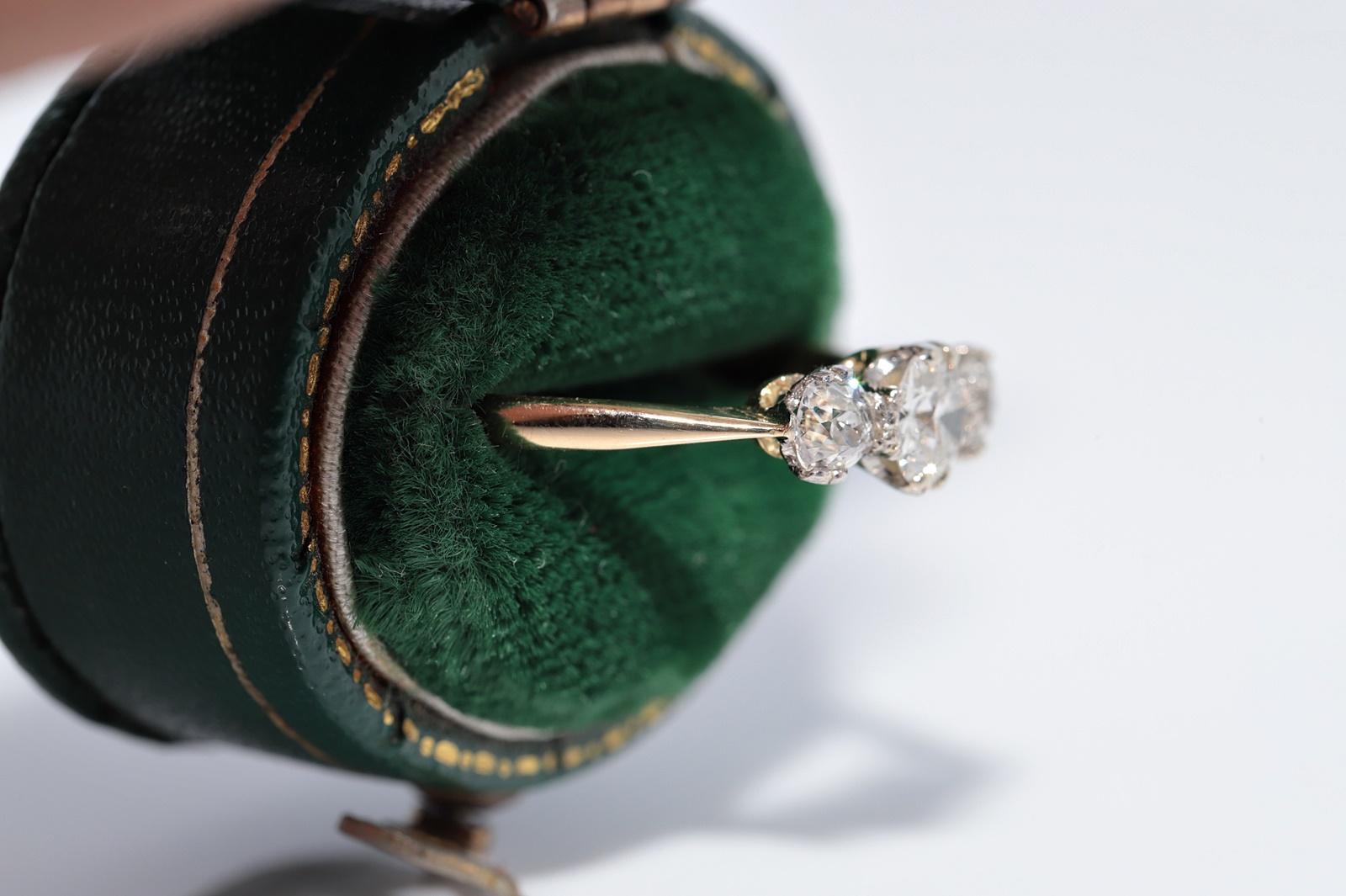 Antiker Ring mit drei Steinen aus 18 Karat Gold mit natürlichem Diamanten im Altschliff, um 1900 (Viktorianisch) im Angebot