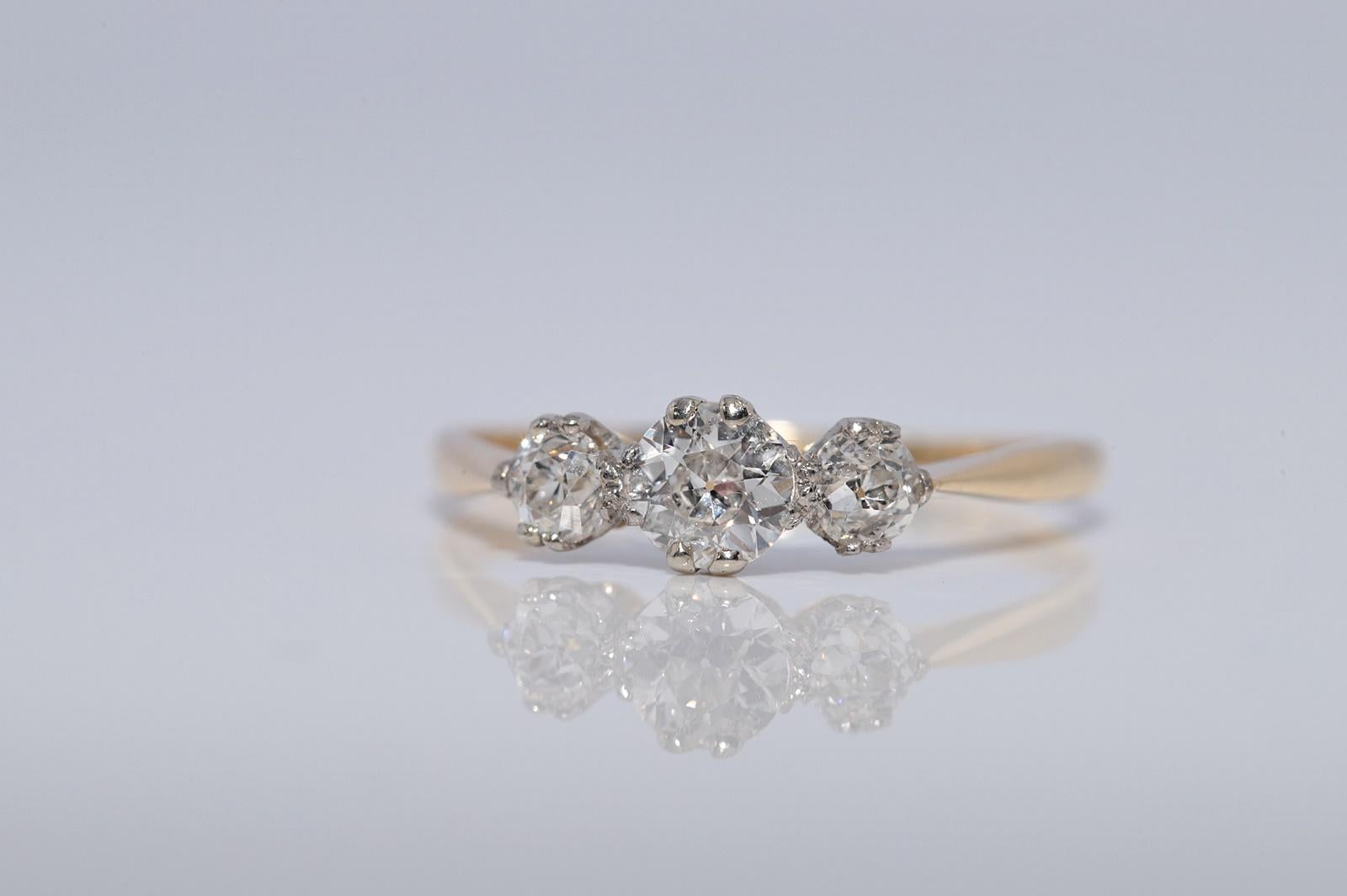 Antiker Ring mit drei Steinen aus 18 Karat Gold mit natürlichem Diamanten im Altschliff, um 1900 (Alteuropäischer Schliff) im Angebot
