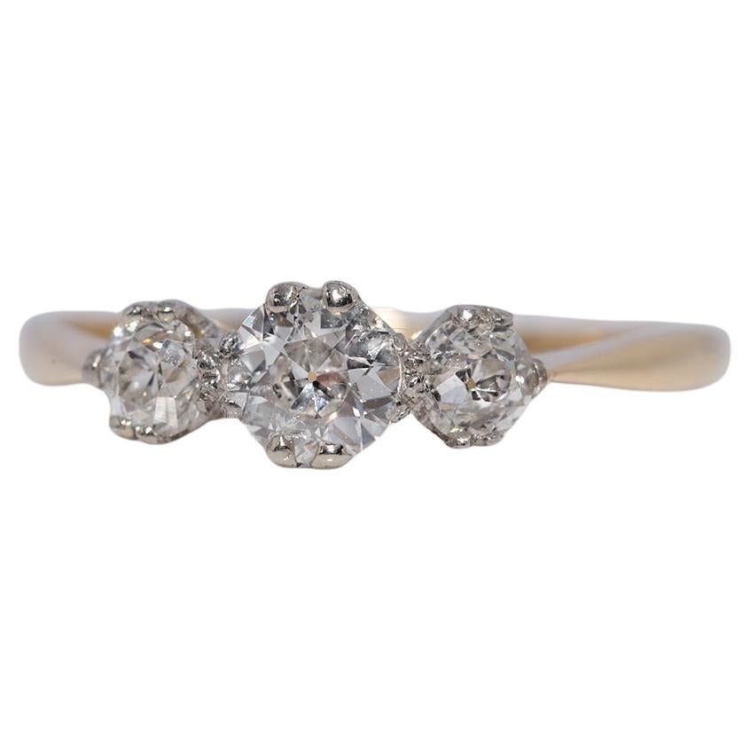 Antico anello a tre pietre in oro 18 ct. con diamante naturale taglio antico e decorato.