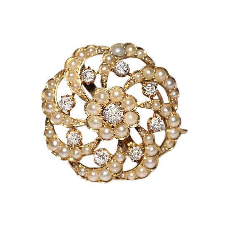 Broche ancienne des années 1900 en or 18 carats décorée de diamants naturels taille ancienne et de perles en vente