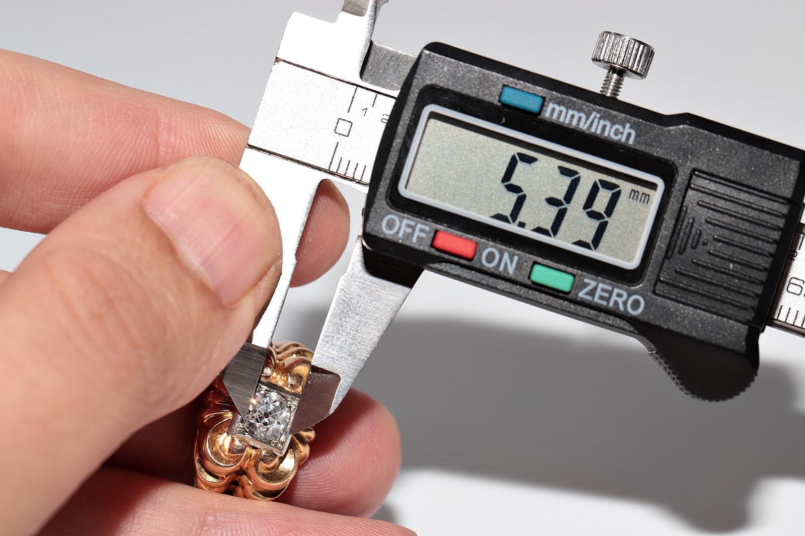 Bague solitaire ancienne des années 1900 en or 18 carats avec diamants naturels taille ancienne en vente 6