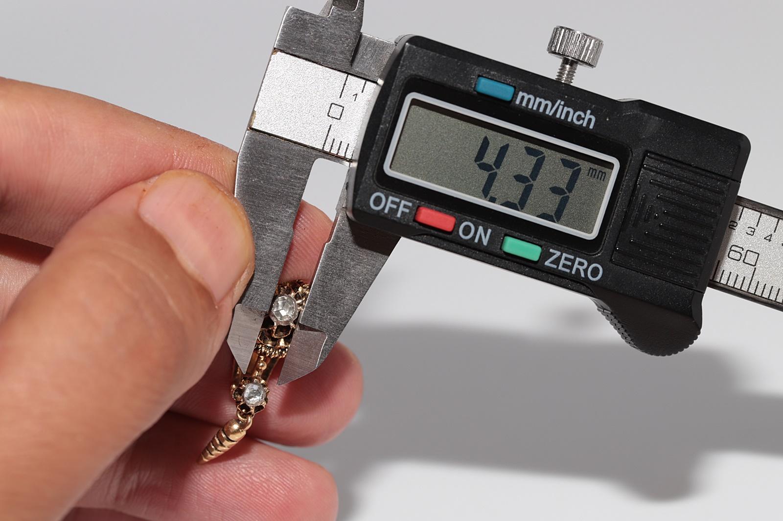 Boucle d'oreille pendante en or 18k avec diamant naturel taillé en rose, circa 1900 en vente 9