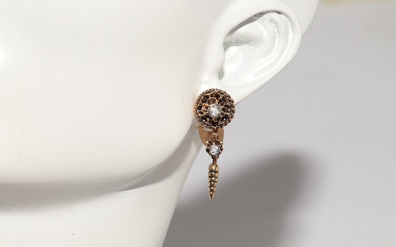Boucle d'oreille pendante en or 18k avec diamant naturel taillé en rose, circa 1900 en vente 10