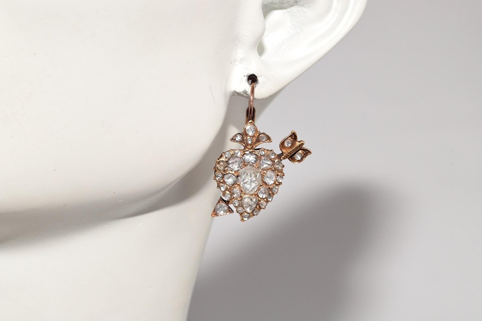 Antiguo Circa 1900s Oro de 18 quilates Diamante natural talla rosa Corazón Flecha Pendiente en venta 11