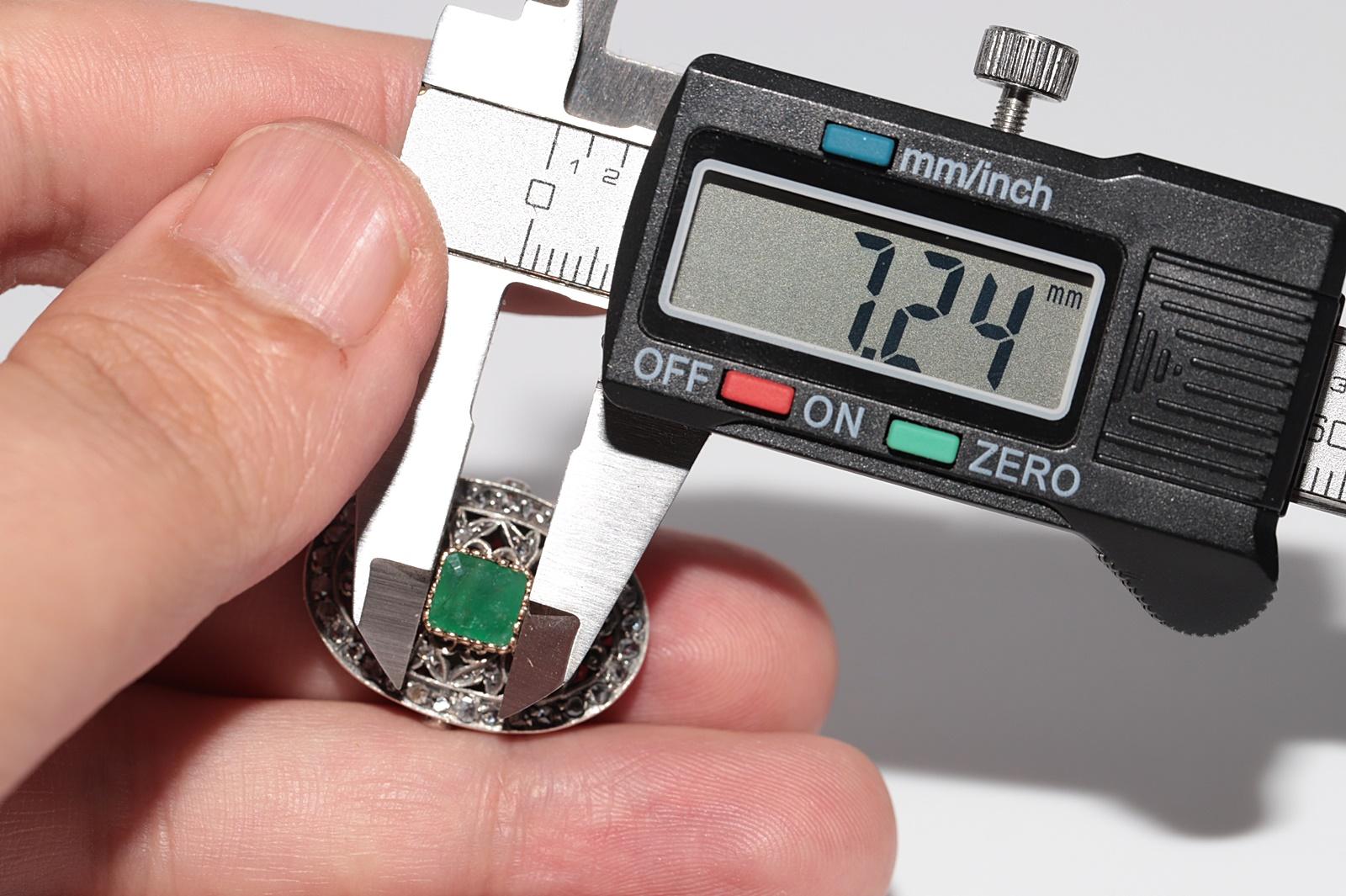 Bague ancienne datant des années 1900, or 18 carats, argent, diamant naturel et émeraude en vente 4