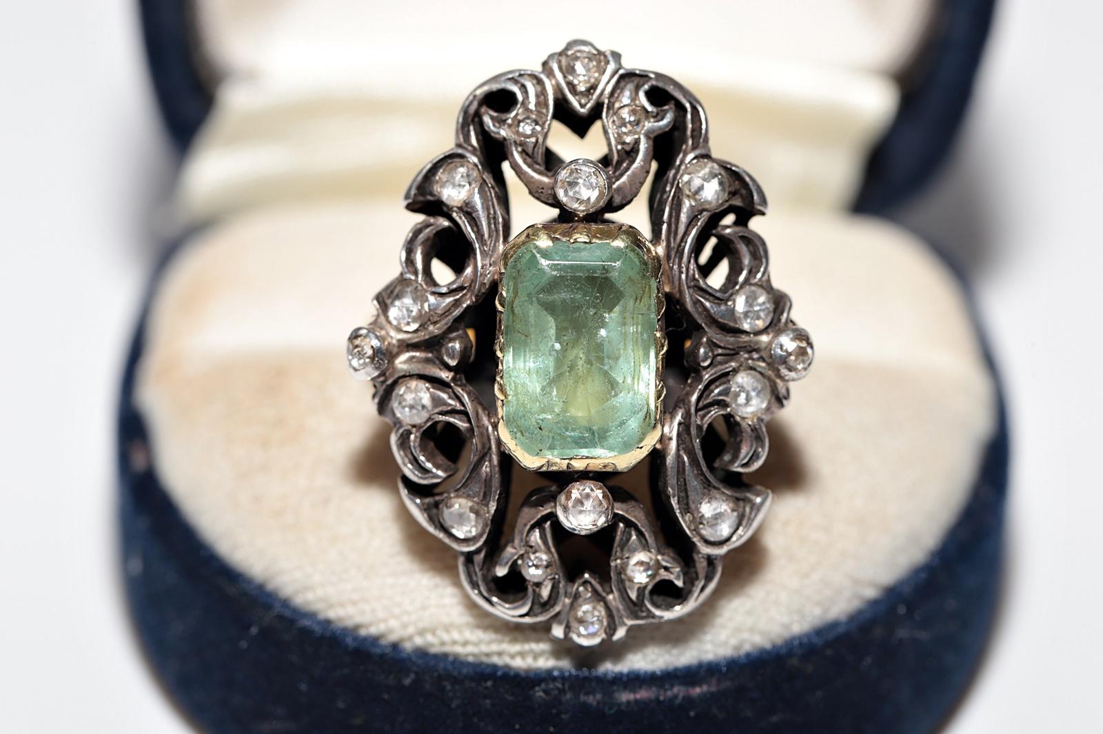 Antiker Ring aus 18 Karat Gold mit natürlichem Diamant und Smaragd auf Silberplatte, um 1900 Damen im Angebot