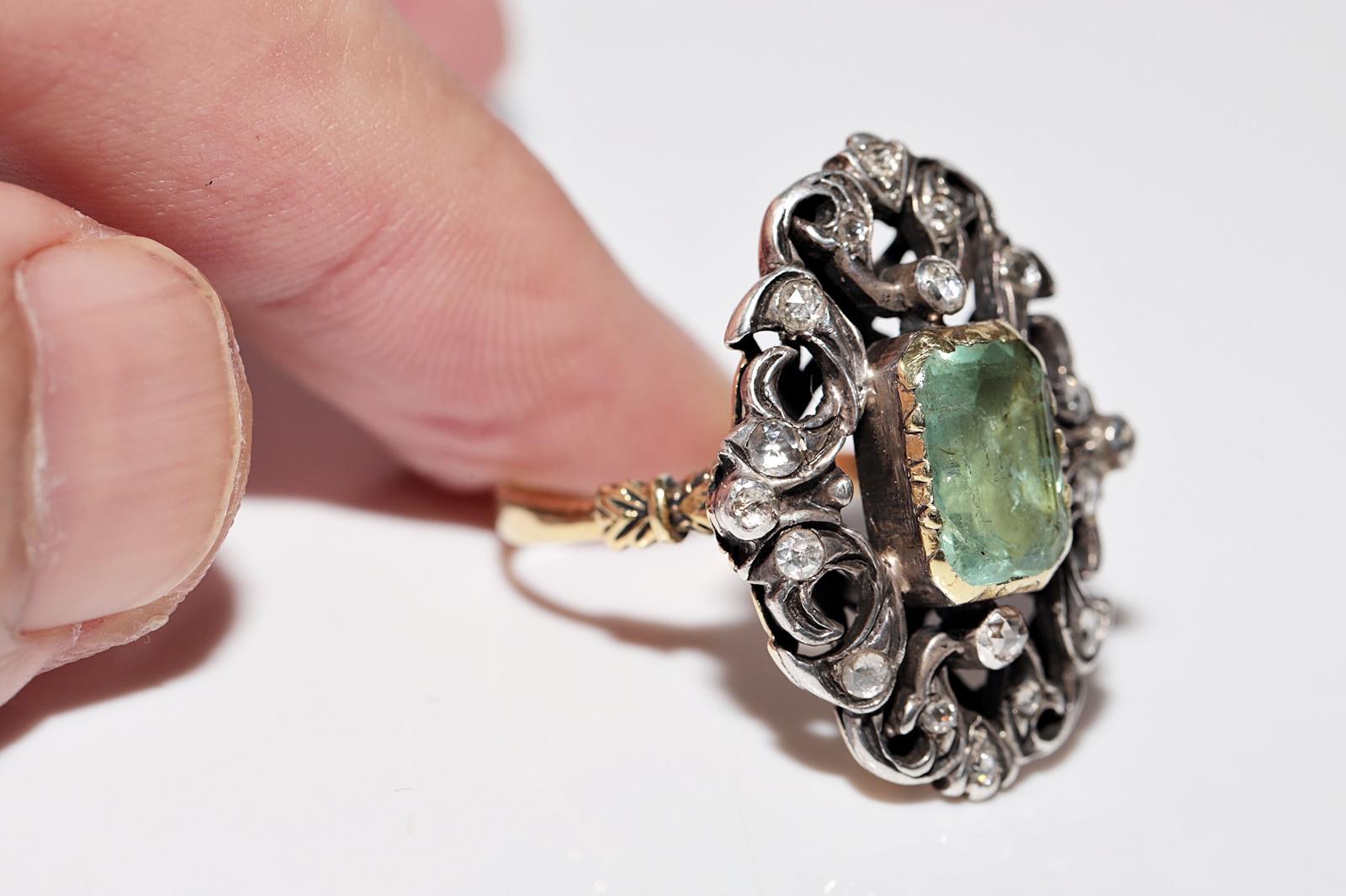 Antique Circa 1900s 18k Gold Top Silver Natural Diamond And Emerald Ring For Sale 3