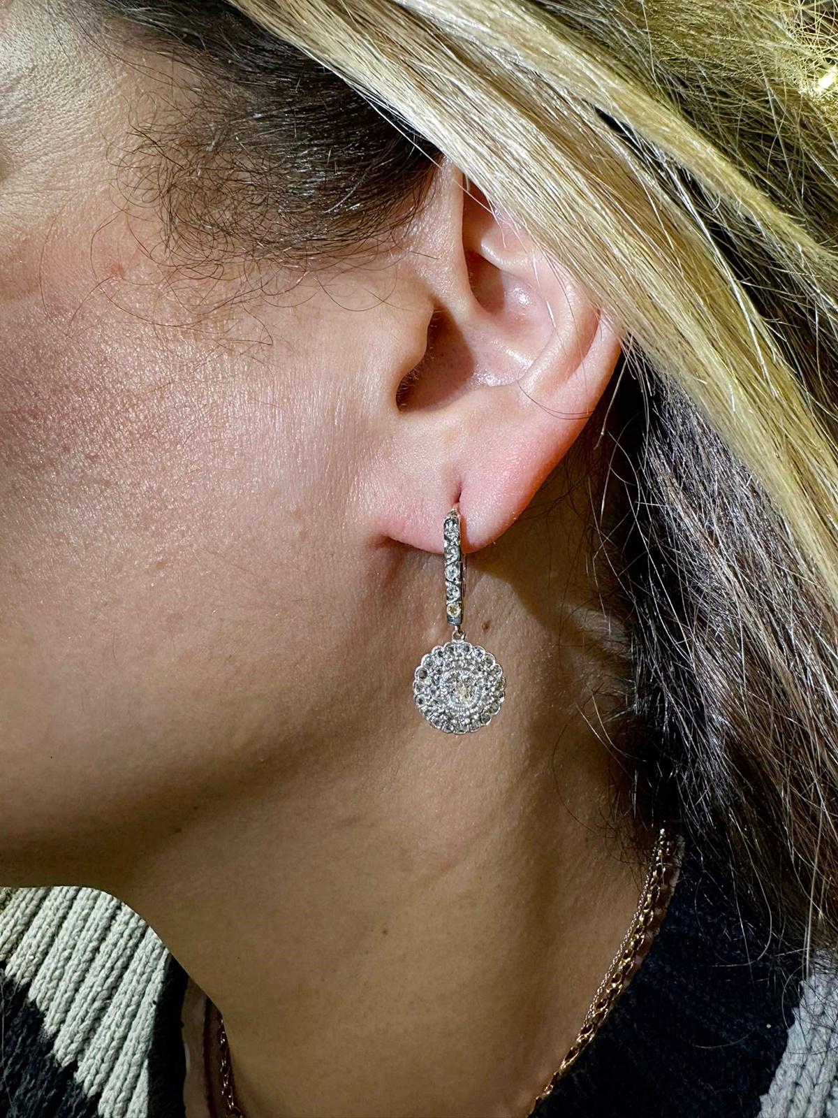 Antique Circa 1900s 18k Gold Top Silver Natural Diamond Decorated Earring  en vente 10