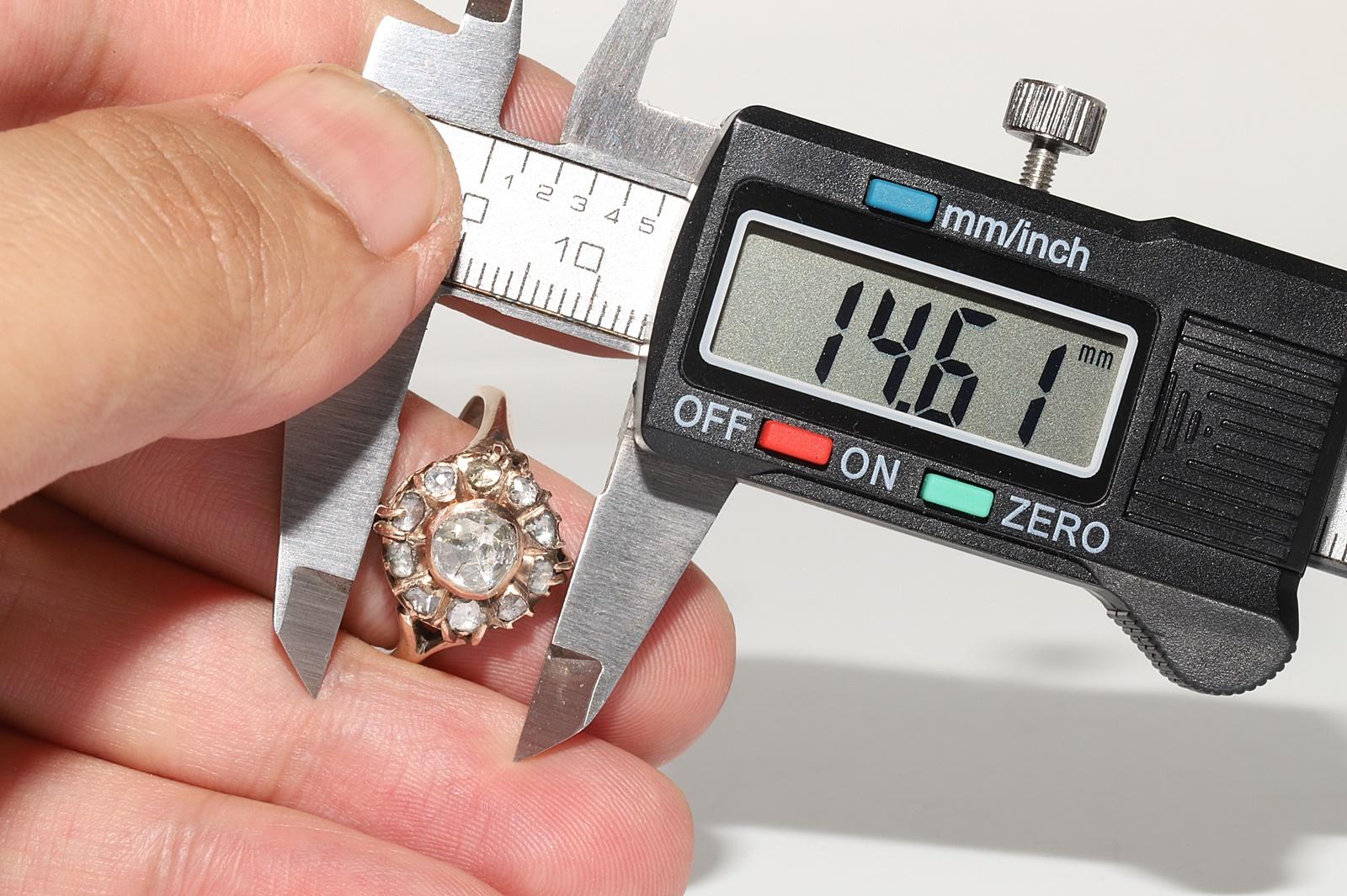 Bague ancienne des années 1900 en or 8 carats, faite à la main, décorée de diamants naturels taille rose en vente 2