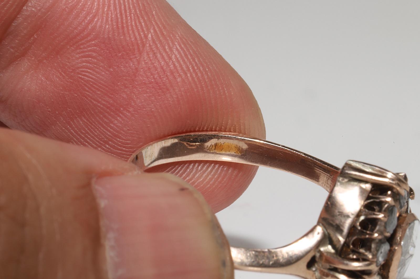 Bague ancienne des années 1900 en or 8 carats, faite à la main, décorée de diamants naturels taille rose en vente 3