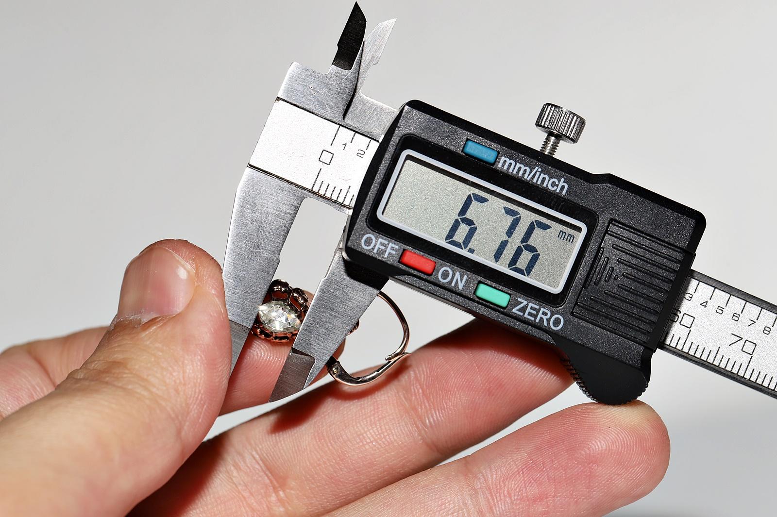 Antike CIRCA 1900s 8k Gold natürlichen Rosenschliff Diamant dekoriert Tropfen Ohrring im Angebot 9