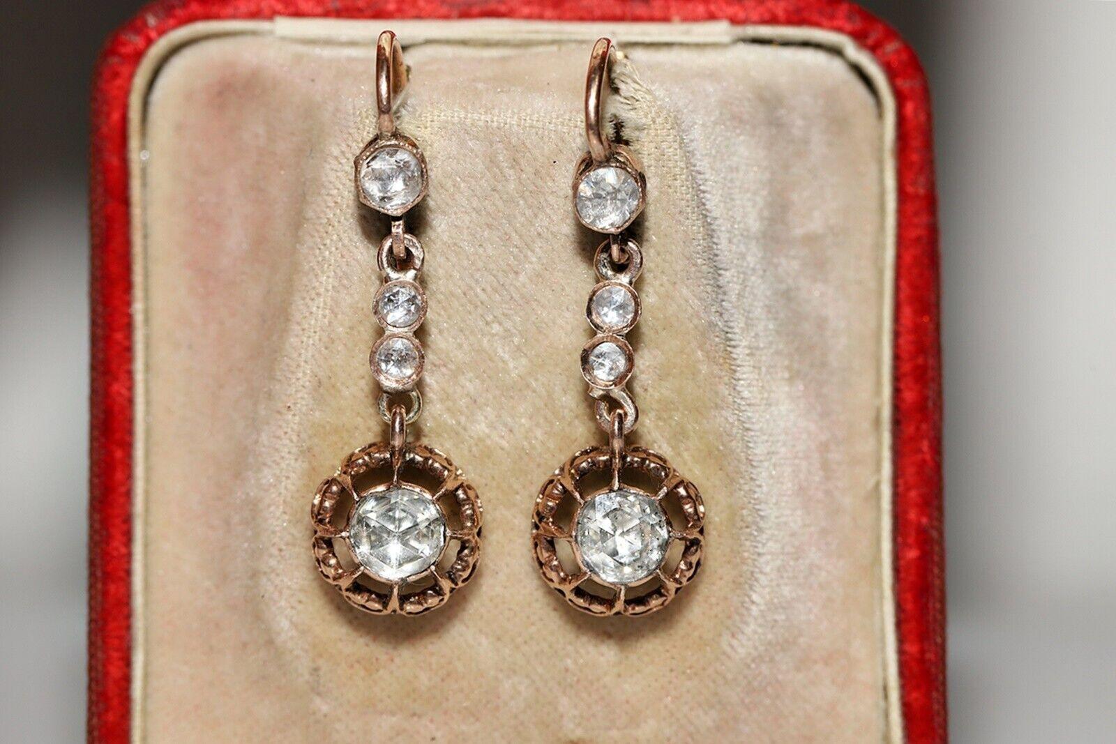 En muy buen estado.
El peso total es de 5,3 gramos.
Totalmente es diamante de unos 1,80 quilates.
El diamante es de color H y s1-s2-s3.
Probado con ácido para ser oro auténtico de 8 quilates.
La caja no está incluida.
Ponte en contacto para