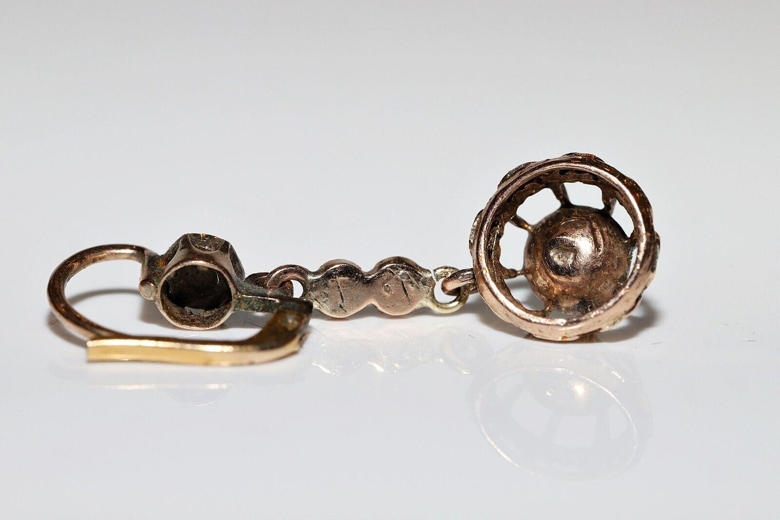 Boucle d'oreille pendante en or 8k Circa 1900, décorée de diamants naturels taillés en rose en vente 1