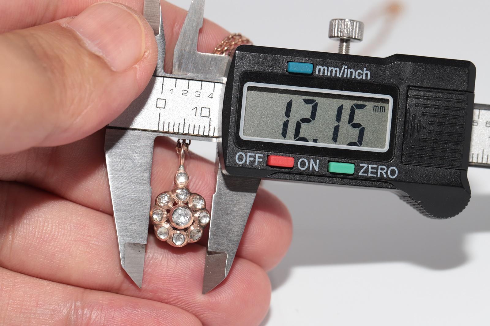 Collier pendentif ancien des années 1900 en or 8 carats décoré de diamants naturels taille rose en vente 6