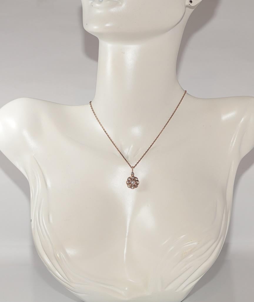 En très bon état.
Le poids total est de 3.9 grammes.
Totalement est un diamant de 0,70 ct.
Le diamant est de couleur H-I-J-K-brun clair et de pureté S1-s2-s3-Pique1.
Longueur totale de la chaîne 45 cm.
N'hésitez pas à nous contacter pour toute