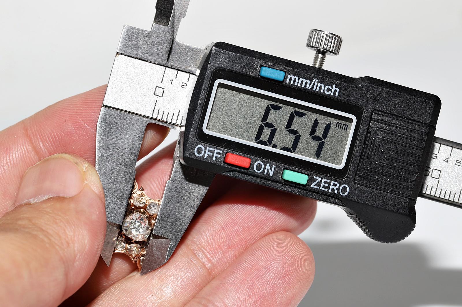 Jolie bague ancienne des années 1900 en or 8 carats décorée de diamants naturels taille rose en vente 9