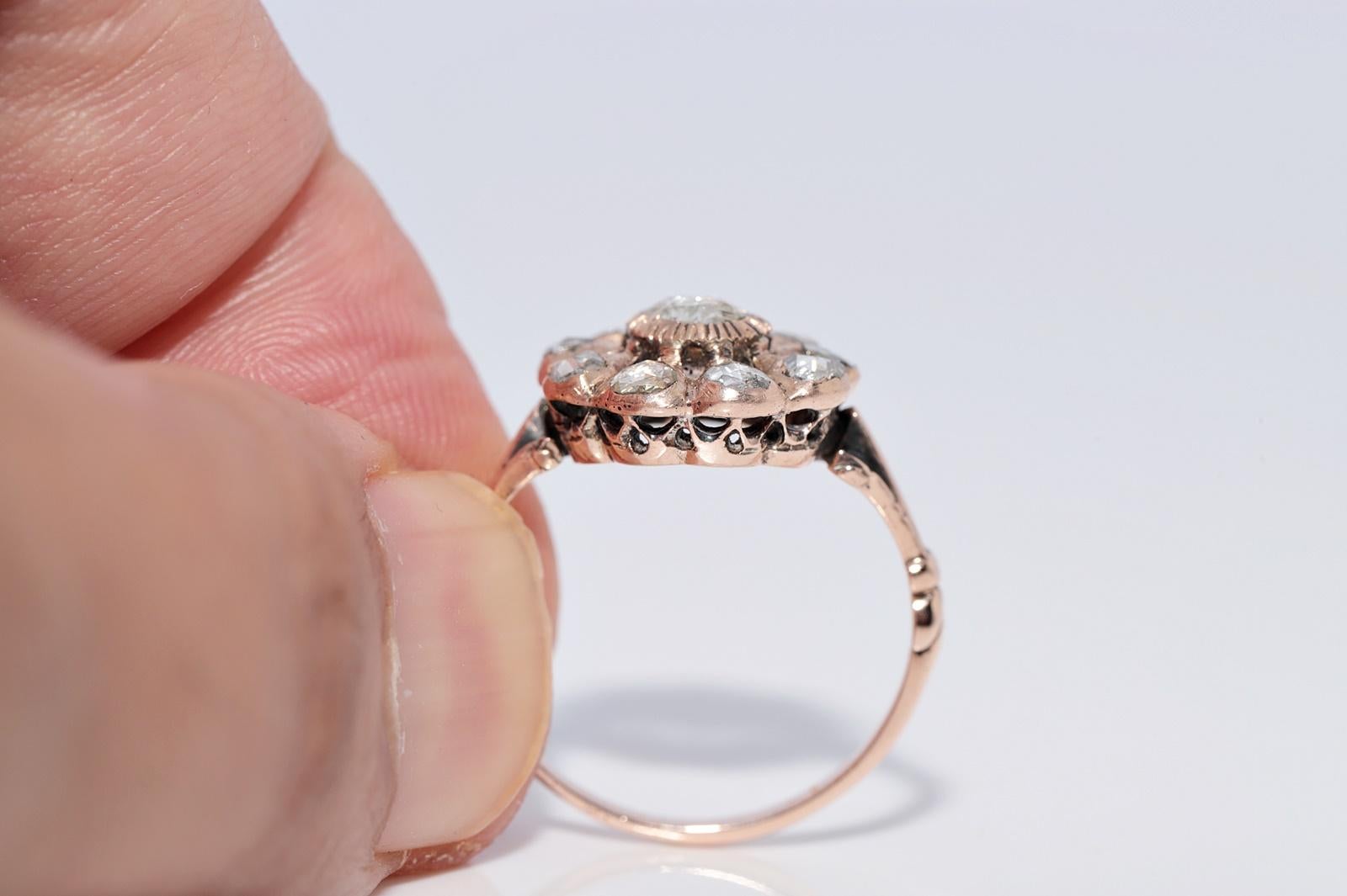 Bague ancienne en or 8k Circa 1900, diamant naturel taillé en rose, décorée d'un motif en forme de rose en vente 4