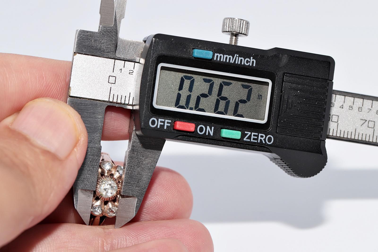 Bague ancienne en or 8k Circa 1900, diamant naturel taillé en rose, décorée d'un motif en forme de rose en vente 10