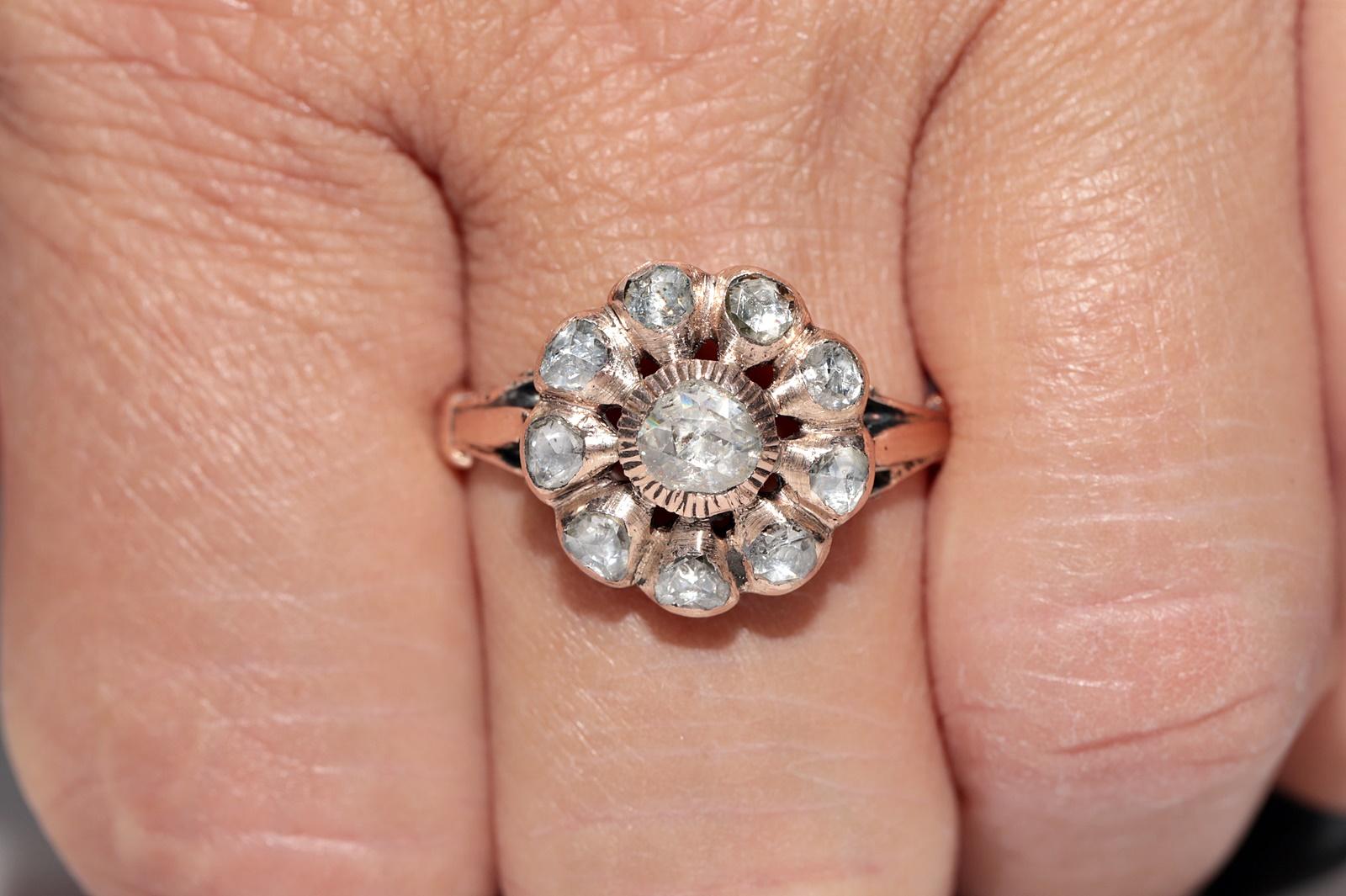 Taille rose Bague ancienne en or 8k Circa 1900, diamant naturel taillé en rose, décorée d'un motif en forme de rose en vente
