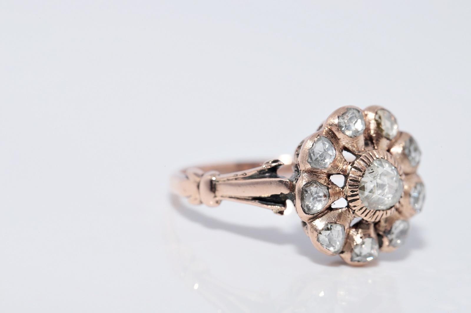 Bague ancienne en or 8k Circa 1900, diamant naturel taillé en rose, décorée d'un motif en forme de rose en vente 3