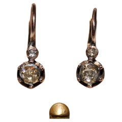 Antico orecchino solitario con diamante naturale taglio rosa decorato in oro 8 ct. del 1900 CIRCA