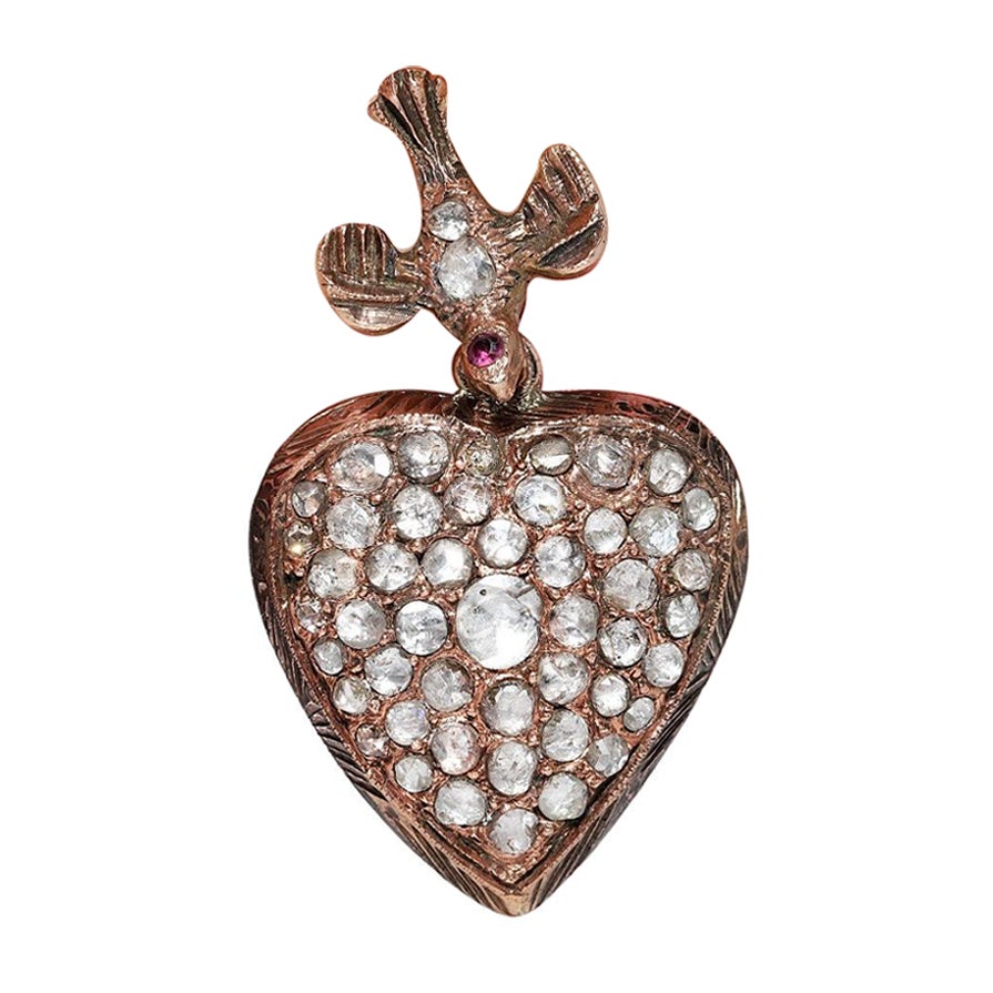 Pendentif ancien des années 1900 en or 8k avec diamants naturels taille rose en forme de cœur d
oiseau en vente