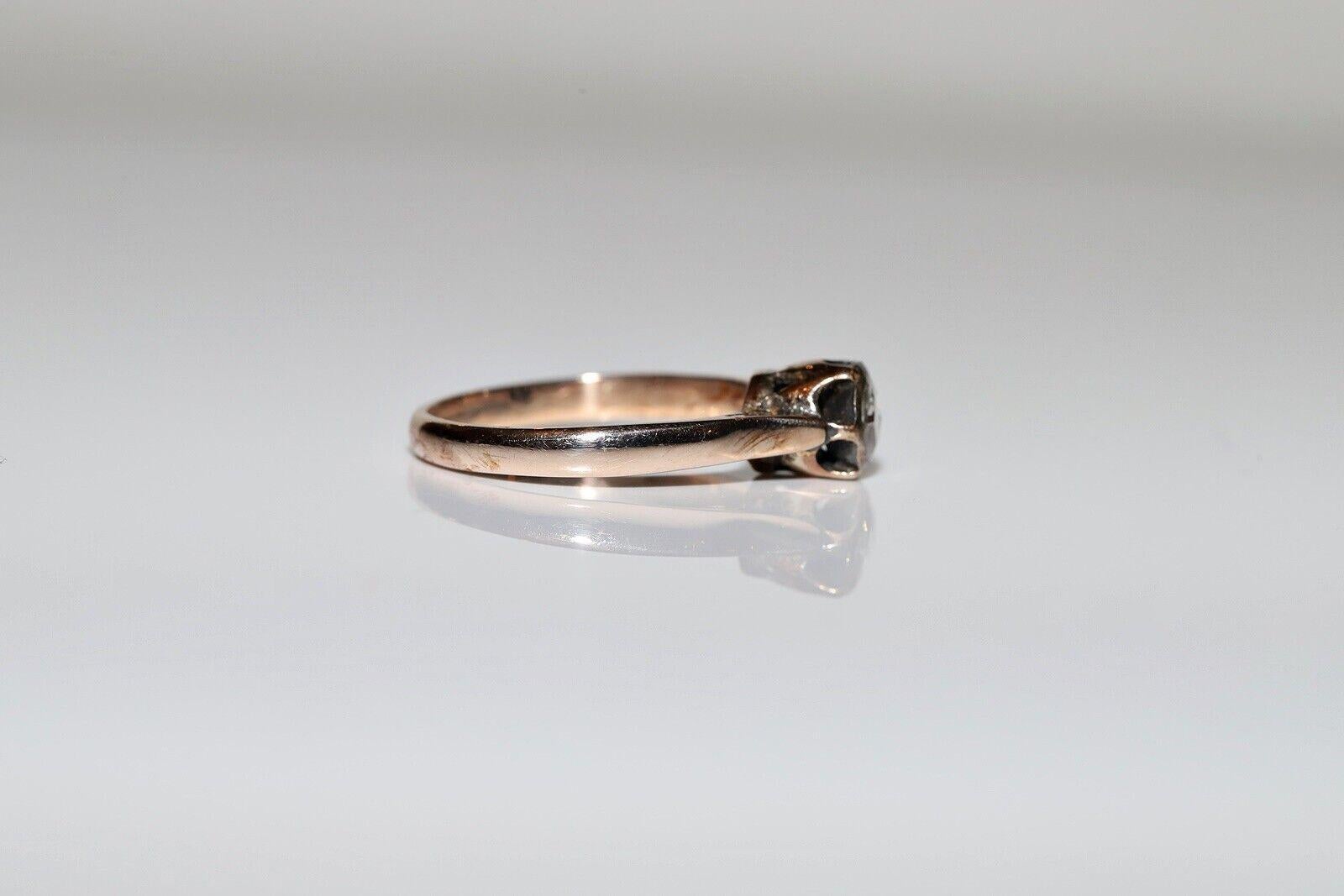 Antiguo anillo solitario de diamantes naturales talla rosa de oro de 8 quilates de la década de 1900 en venta 1