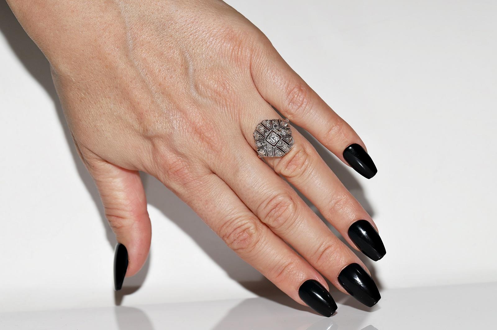 En très bon état.
Le poids total est de 3.1 grammes.
Le diamant central est de 0,20 ct.
Le diamant taillé en rose de 1 ct est totalement latéral.
La taille de la bague est US 6 (nous offrons un redimensionnement gratuit)
Nous pouvons fabriquer