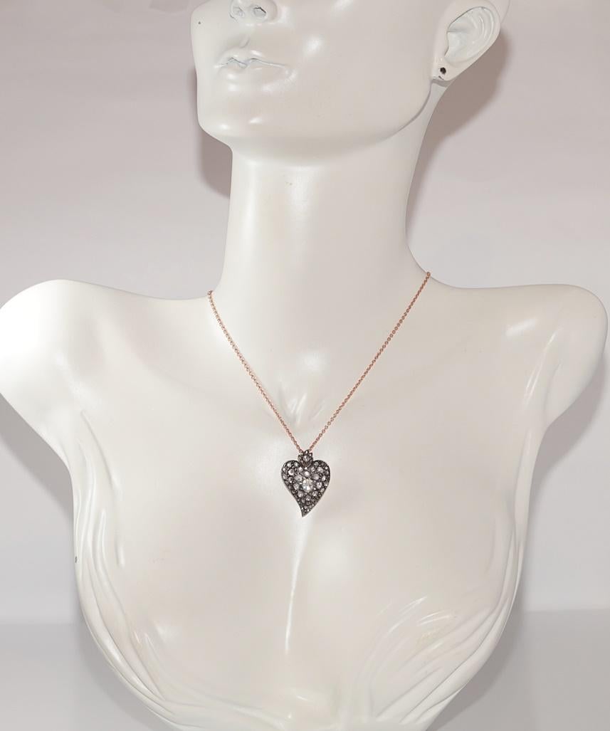 En très bon état.
Le poids total est de 6.5 grammes.
Totalement le diamant est de 2 ct.
Le diamant est de couleur H-I-J-K-L-M et de pureté s1-s2-s3-Pique 1-2.
La longueur totale de la chaîne est de 45 cm.
N'hésitez pas à nous contacter pour toute