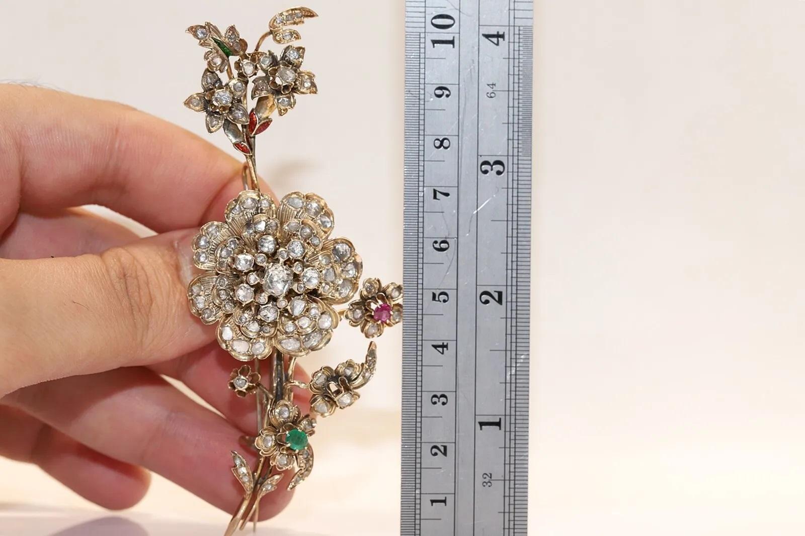 Antike Brosche, um 1900, 9k Gold, natürlicher Diamant im Rosenschliff und Rubin, Smaragd, Smaragd im Angebot 5
