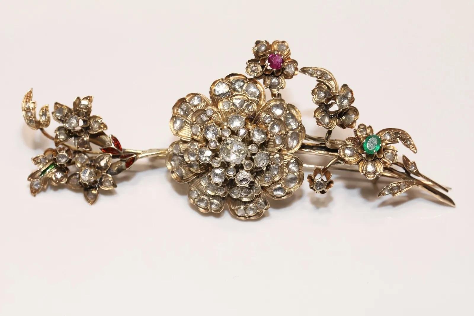 Antike Brosche, um 1900, 9k Gold, natürlicher Diamant im Rosenschliff und Rubin, Smaragd, Smaragd Damen im Angebot