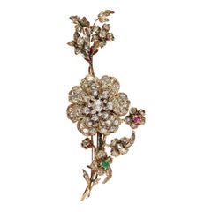 Antike Brosche, um 1900, 9k Gold, natürlicher Diamant im Rosenschliff und Rubin, Smaragd, Smaragd