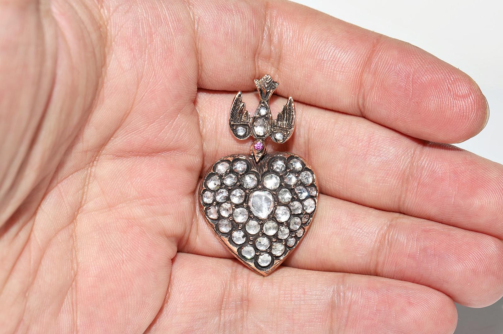 Pendentif cœur oiseau ancien des années 1900 en or 9 carats avec diamants naturels taille rose en vente 1