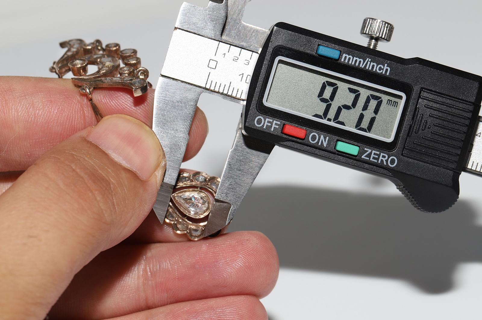 Collier pendentif ancien des années 1900 en or 9 carats décoré de diamants naturels taille rose en vente 13