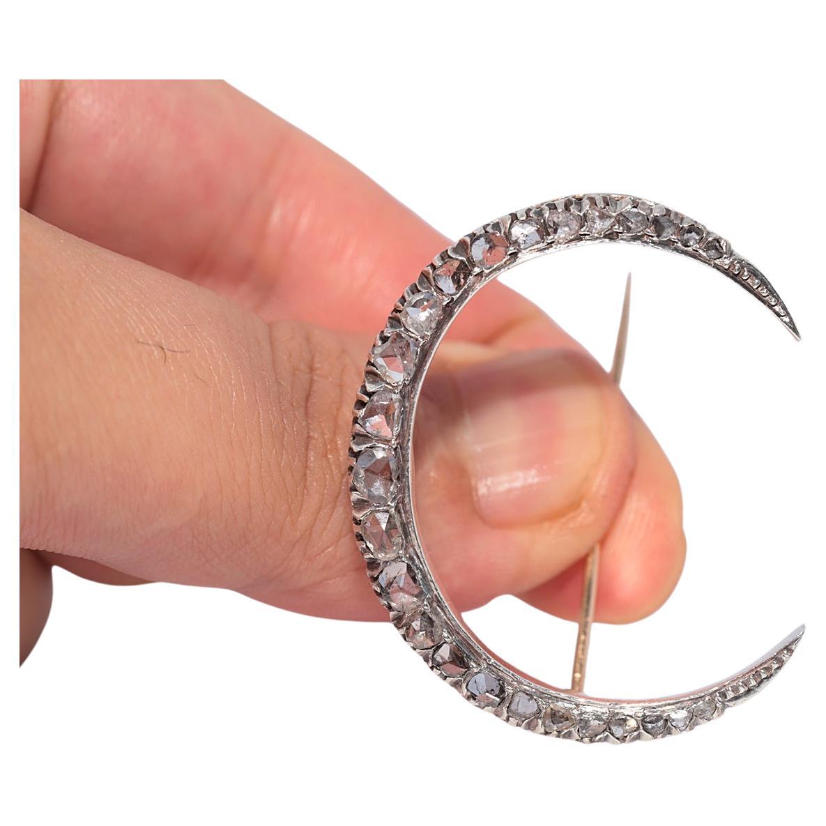 Antiguo Circa 1900s Broche de oro de 9 quilates de plata con diamantes naturales talla rosa en forma de luna en venta