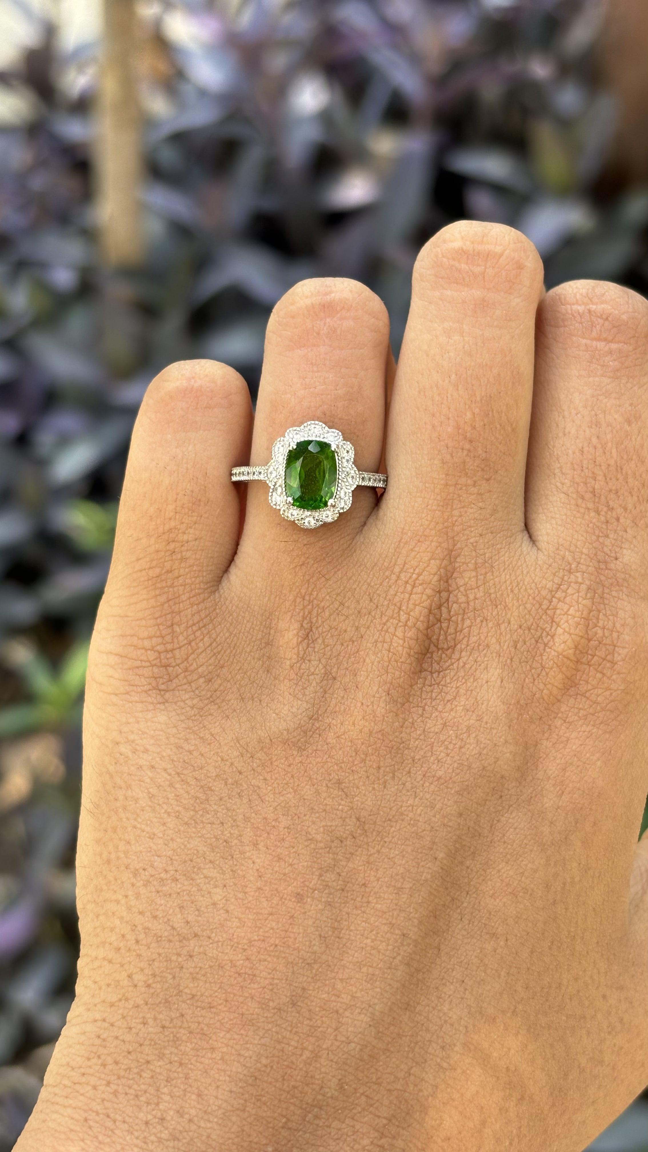 Eine exquisite Hommage an die Eleganz und die Geschichte ist unser atemberaubender Vintage-Cocktailring, der auf das Jahr 1900 zurückgeht. Als geschätztes Relikt aus einer opulenten Ära ist diese Schönheit mit akribischer Kunstfertigkeit gefertigt