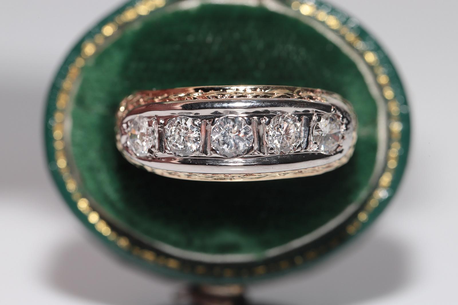 En très bon état.
Le poids total est de 7 grammes.
Totalement est un diamant de 0,90 ct.
Le diamant est de couleur G-H et de pureté vs-s1-s2.
La taille de la bague est de 7.25 
Nous pouvons fabriquer n'importe quelle taille.
La boîte n'est pas