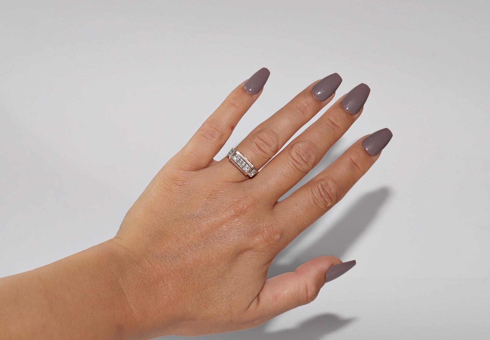 Ancienne bague artisanale des années 1900 en or 14 carats décorée de diamants naturels en vente 7