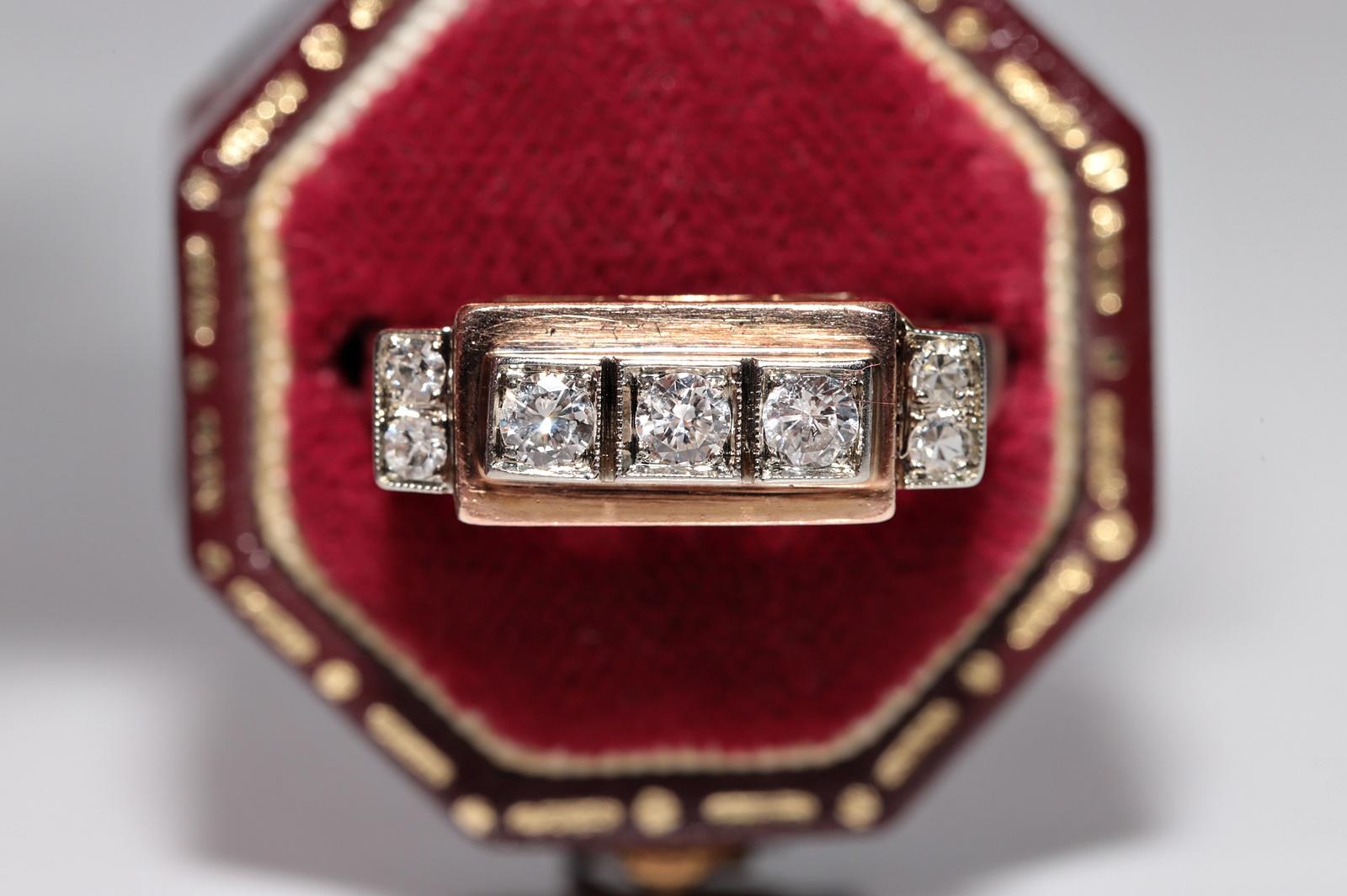 En très bon état.
Le poids total est de 3,7 grammes
Totalement est un diamant de 0,50 ct.
Le diamant est de couleur G-H et de pureté VS.
La taille de la bague est de 7 US
Nous pouvons fabriquer n'importe quelle taille.
La boîte n'est pas