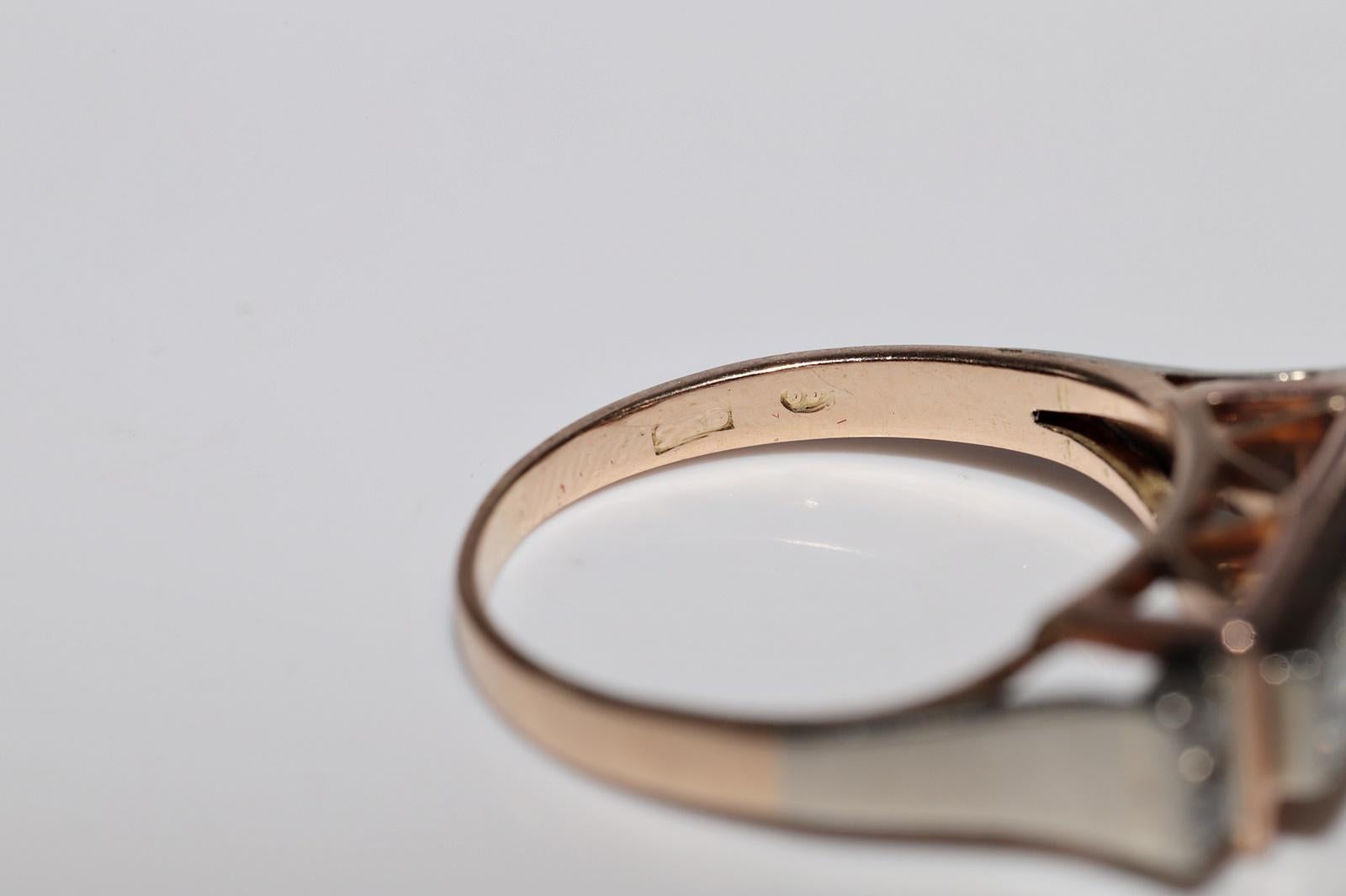 Ancienne bague artisanale des années 1900 en or 14 carats décorée de diamants naturels en vente 3