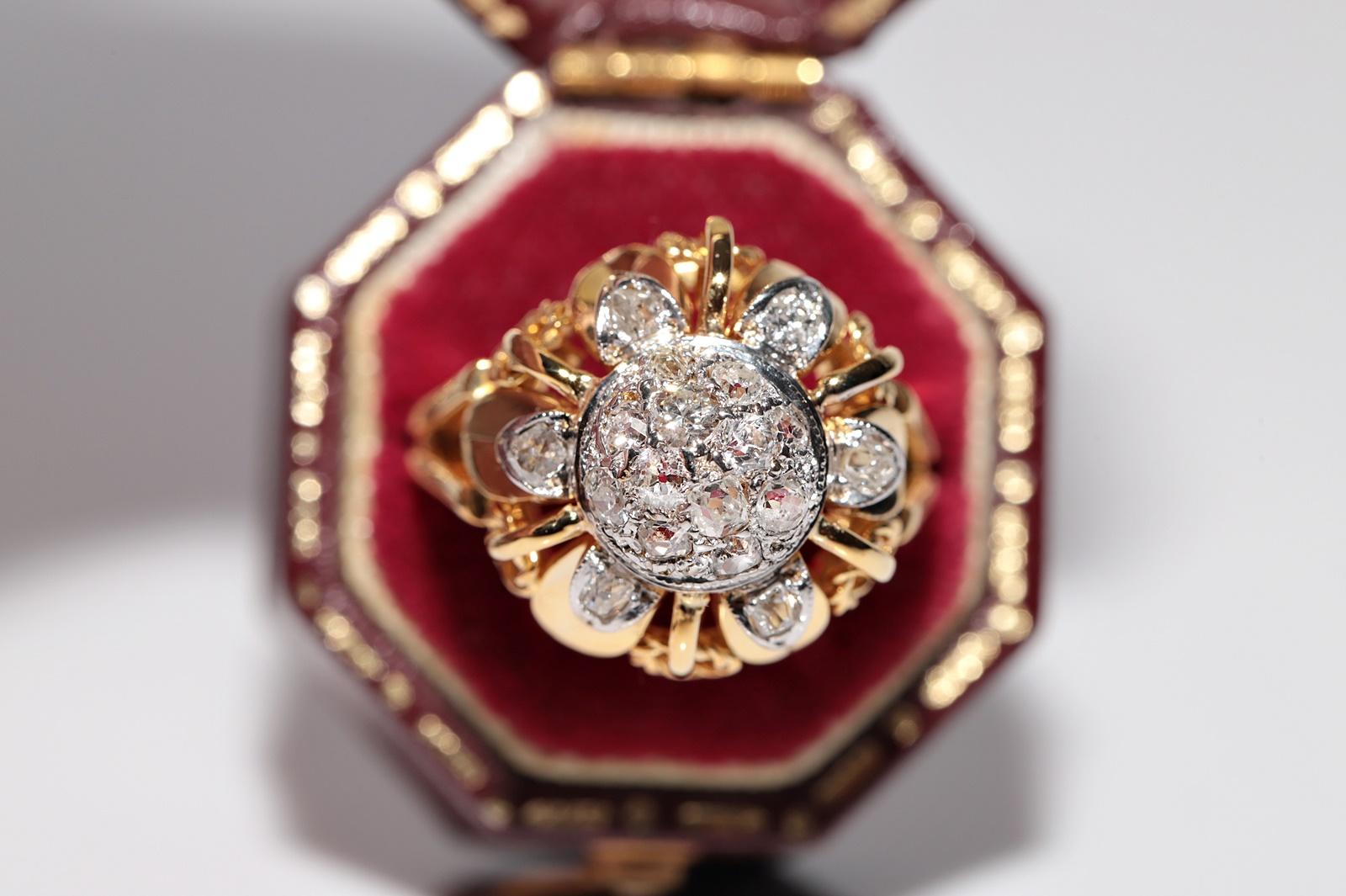 En très bon état.
Le poids total est de 7.5 grammes.
Totalement est un diamant de 0,90 ct.
Le diamant est de couleur H et de pureté S1-s2.
La taille de la bague est de 6.7
Nous pouvons fabriquer n'importe quelle taille.
La boîte n'est pas