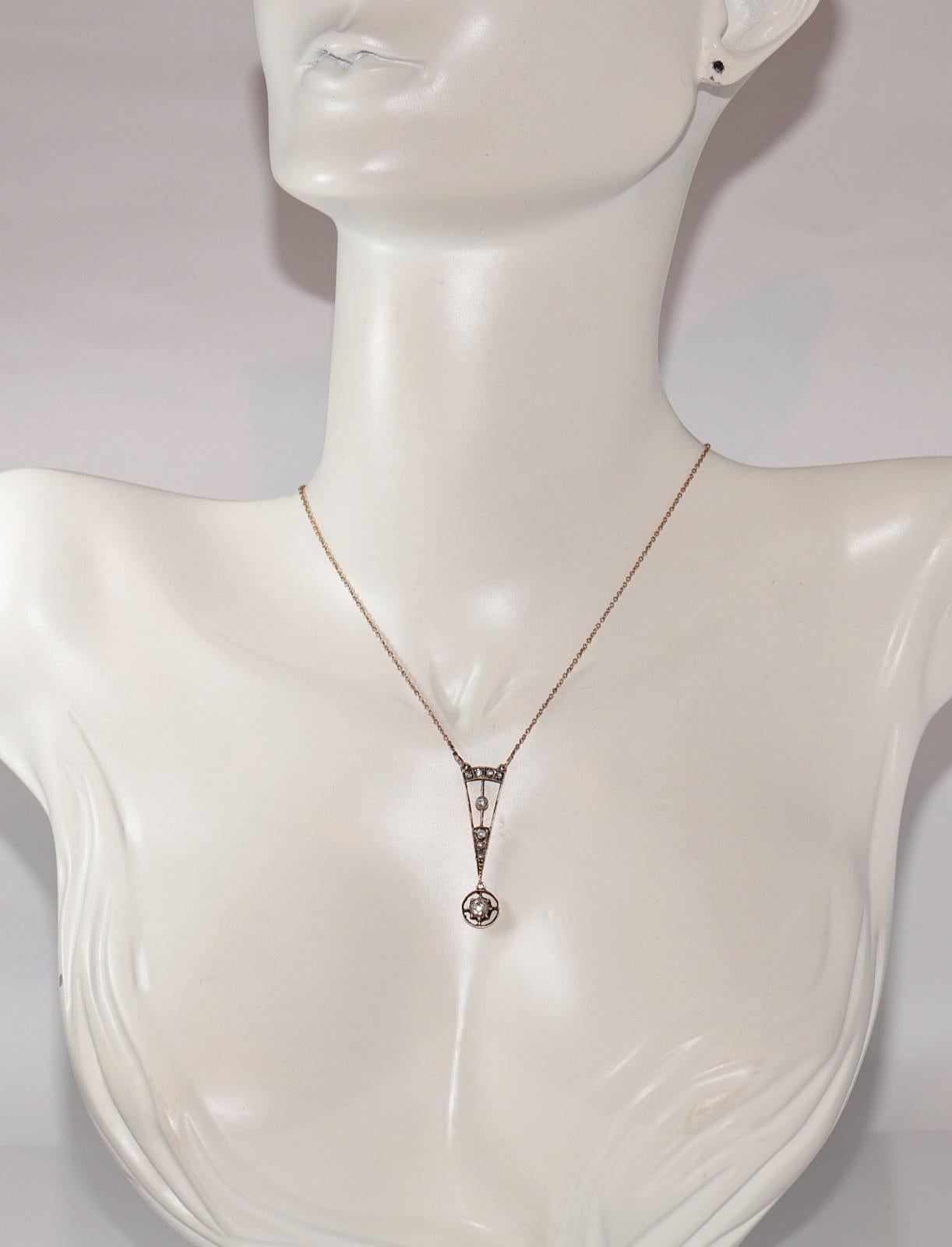 En très bon état.
Le poids total est de 3.7 grammes.
Au total, un diamant de 0,35 ct.
Le diamant est de couleur I-J-K-L et de pureté s1-s2-s3-Pique1.
La longueur totale de la chaîne est de 43 cm.
N'hésitez pas à nous contacter pour toute question.