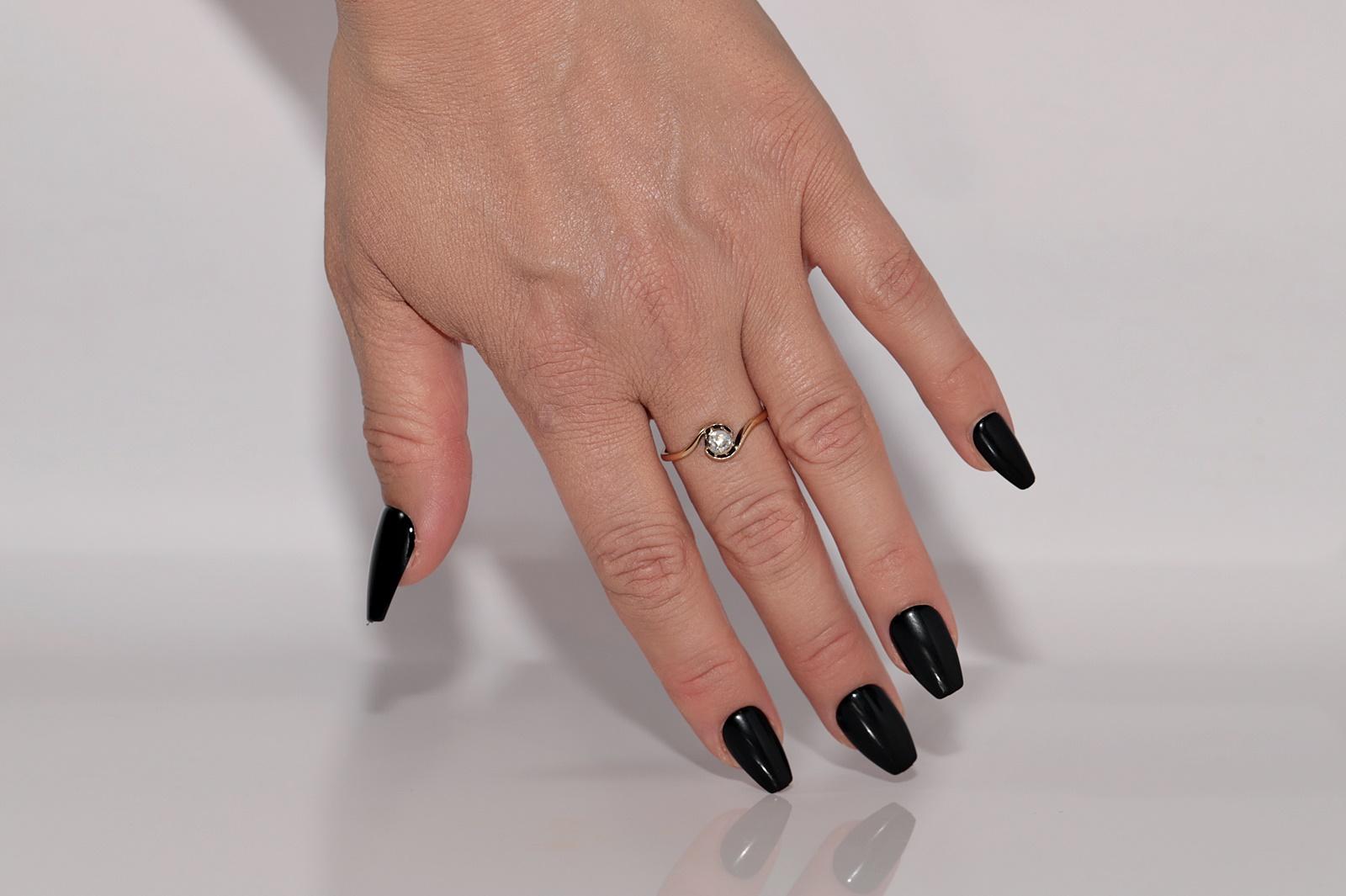 En très bon état.
Le poids total est de 1.8 grammes.
Totalement est un diamant de 0,20 ct
Le diamant est de couleur I et de pureté S2.
La taille de la bague est US 8
Nous pouvons fabriquer n'importe quelle taille.
La boîte n'est pas