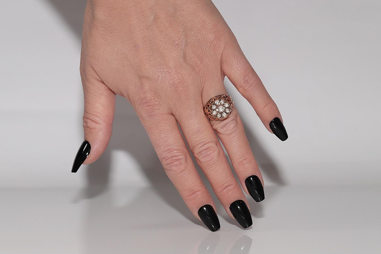 En très bon état.
Le poids total est de 8,1 grammes.
Au total, un diamant de 1,20 ct.
Le diamant est de couleur H-I et de pureté s1-s2.
La taille de la bague est de 5.8 
Nous pouvons fabriquer n'importe quelle taille.
La boîte n'est pas