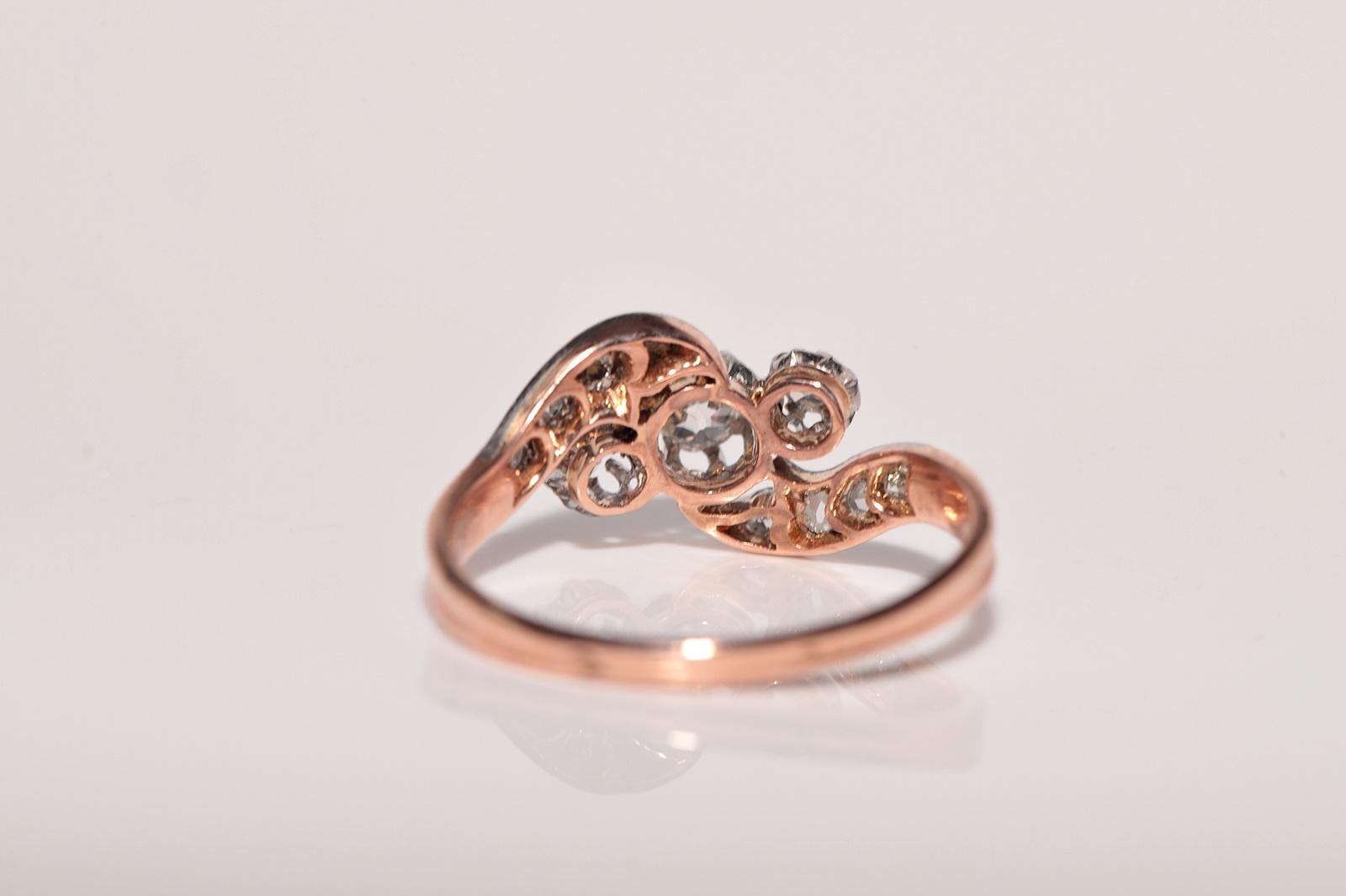 Antico anello a grappolo in oro 18k decorato con diamanti naturali, risalente al 1900 circa, realizzato a mano in vendita 4