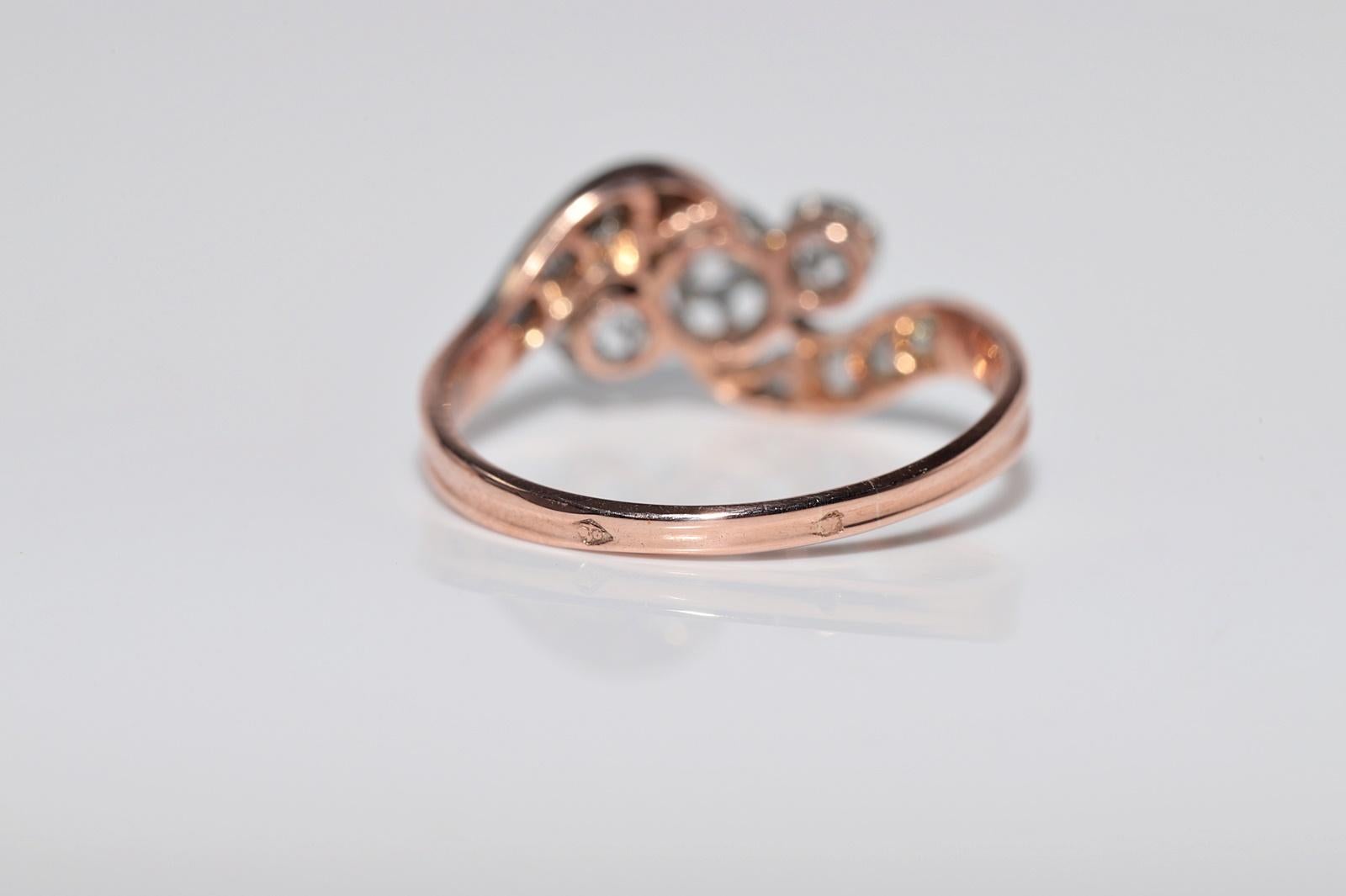 Antico anello a grappolo in oro 18k decorato con diamanti naturali, risalente al 1900 circa, realizzato a mano in vendita 5