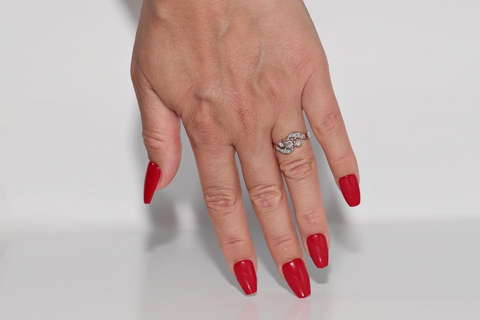 
In ottime condizioni.
Il peso totale è di 2,8 grammi.
Totalmente è un diamante taglio rosa da 0,20 ct.
Totalmente è un diamante taglio vecchio da 0,20 ct.
Il diamante ha un colore generalmente G e una purezza vs-s1.
La misura dell'anello è US