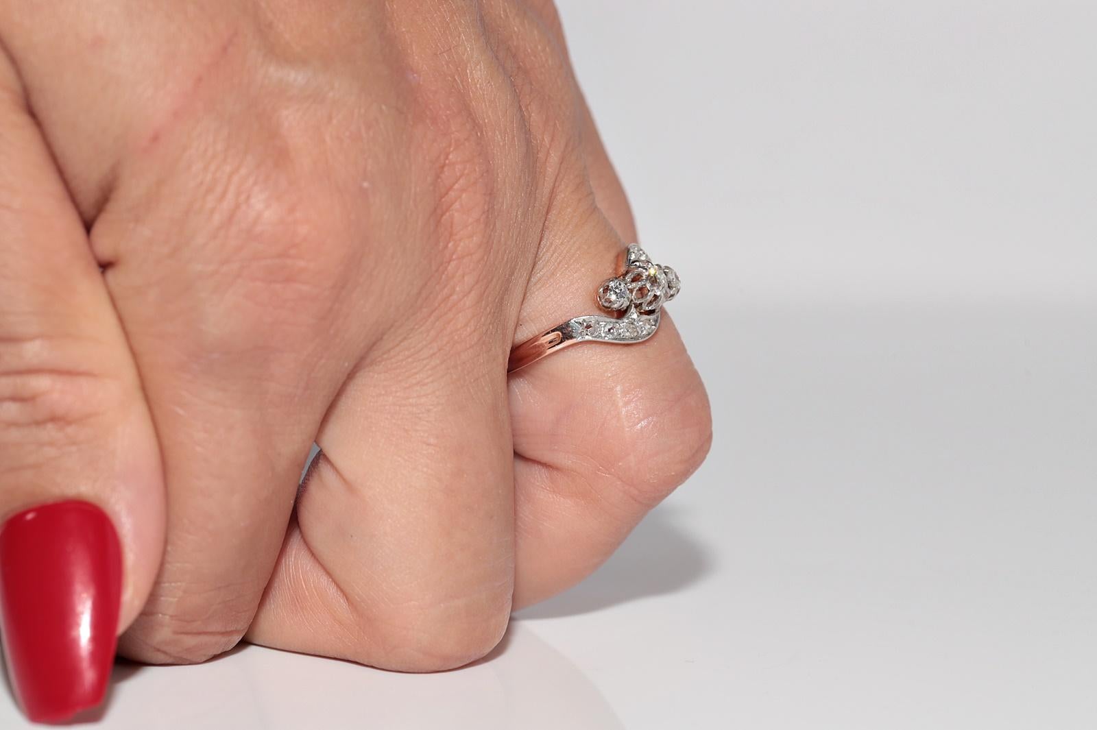 Antico anello a grappolo in oro 18k decorato con diamanti naturali, risalente al 1900 circa, realizzato a mano In condizioni buone in vendita a Fatih/İstanbul, 34